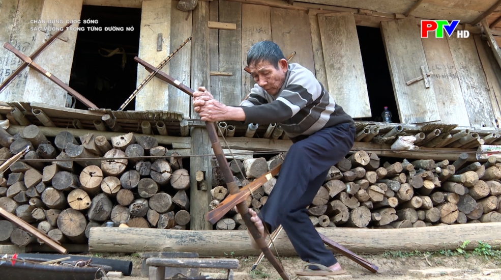 Chân dung cuộc sống - Sắc Mường trong từng đường nỏ Chân dung cuộc sống - Sắc Mường trong từng đường nỏ