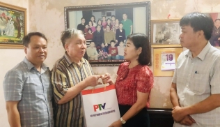 Đài Phát thanh và Truyền hình Phú Thọ thăm, tặng quà người có công