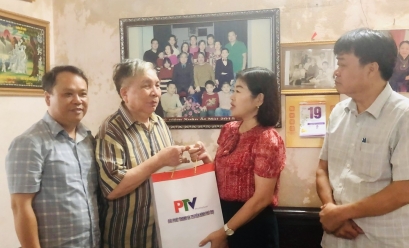 Đài Phát thanh và Truyền hình Phú Thọ thăm, tặng quà người có công