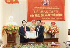 Đảng ủy Đài Phát thanh và Truyền hình Phú Thọ trao huy hiệu Đảng cho Đảng viên