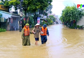 Khoảnh khắc cuộc sống - Ấm áp tình người mùa lũ