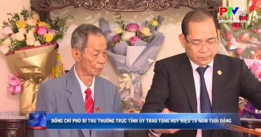 Đồng chí Phó Bí thư thường trực tỉnh ủy trao tặng huy hiệu 70 năm tuổi Đảng