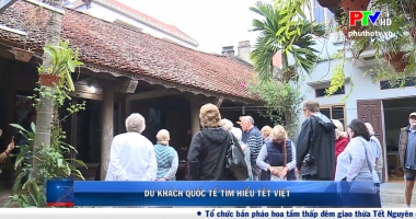 Du khách quốc tế tìm hiểu Tết Việt