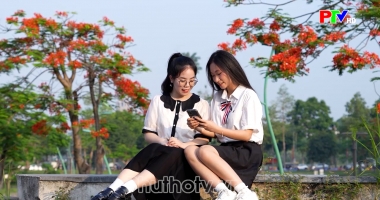 Khoảnh khắc - Sắc đỏ tháng Năm