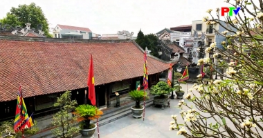 Phu Tho Culture Express - The curved roof of the communal house preserves the shadow of time