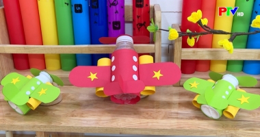 Sáng tạo cùng bé - Máy bay từ chai nhựa