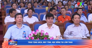 Trao tặng sách, máy tính, học bổng tại Lâm Thao