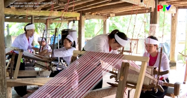 Tạp chí dân tộc miền núi và phát triển - Giữ nghề dệt nơi bản làng
