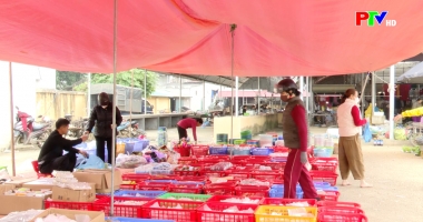 Tạp chí dân tộc, miền núi và phát triển: Hàng rẻ ở chợ phiên vùng cao – tiện lợi và nỗi lo