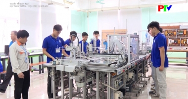 Chuyên đề khoa giáo: Học trong trường – thực hành tại nhà máy