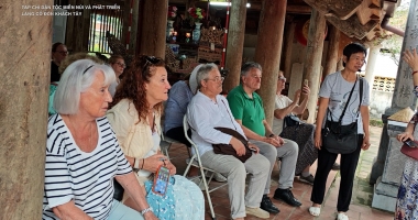 Tạp chí dân tộc, miền núi và phát triển - Làng cổ đón khách tây