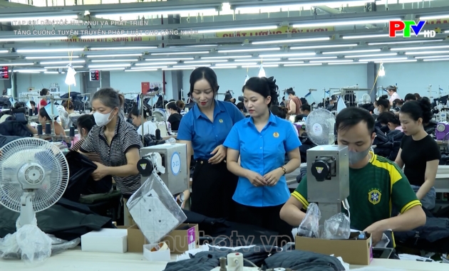 Tạp chí Dân tộc miền núi và phát triển - Tăng cường tuyên truyền pháp luật cho công nhân