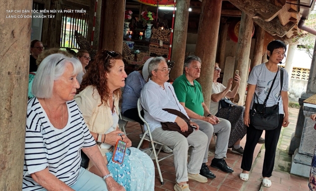 Tạp chí dân tộc, miền núi và phát triển - Làng cổ đón khách tây