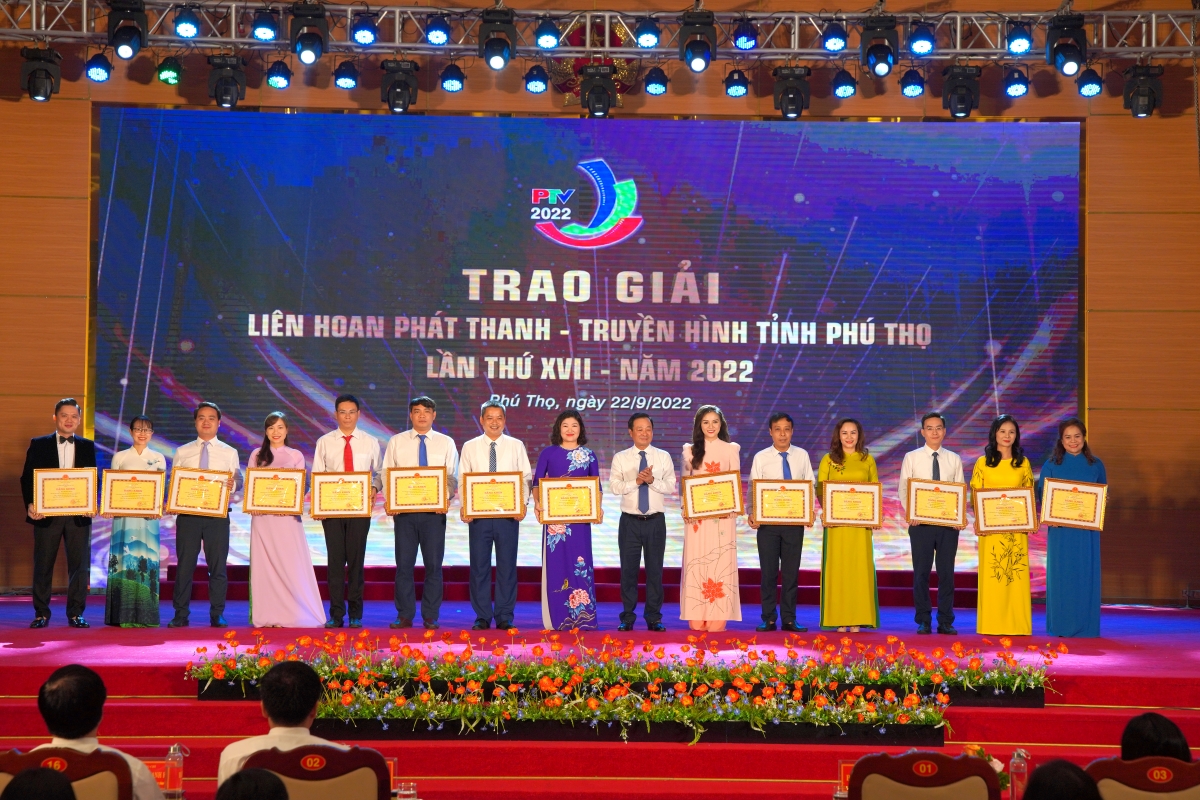 Chủ tịch UBND tỉnh Bùi Văn Quang trao Bằng khen cho nhóm tác giả đoạt Huy chương Vàng Liên hoan phát thanh toàn quốc cùng nhiều giải cao tại Giải Báo chí Quốc Gia